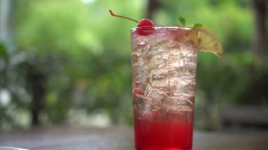 Limon ve kiraz ferahlatıcı ile yaz soda kokteyli