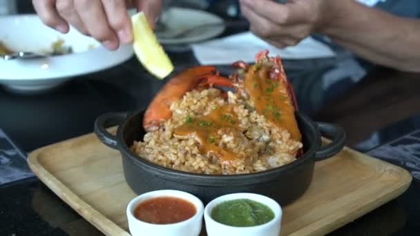 Exprimir Limón Langosta Arroz Español Lucxury Deliciosa Comida Mariscos — Vídeos de Stock