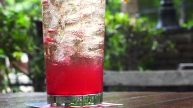 Limon ve kiraz ferahlatıcı ile yaz soda kokteyli