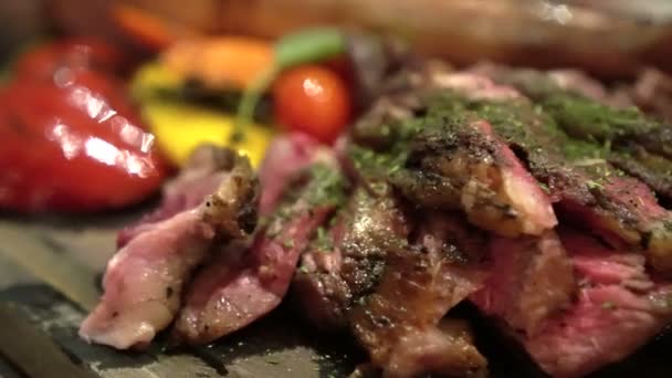 Bife Carne Médio Corte Raro Servir Placa Ardósia — Vídeo de Stock