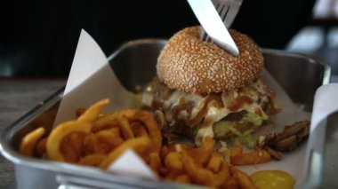 İsviçre sığır eti mantar peynir burger kıvırcık yangınlar