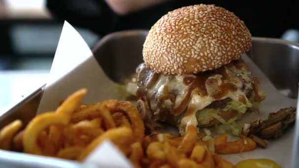 Schweizisk Nötkött Svamp Ost Burger Curly Bränder — Stockvideo