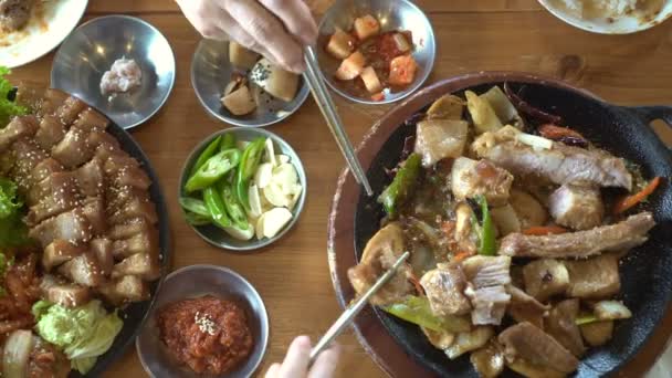 Παραδοσιακή Κορεατική Κουζίνα Κορυφή Θέα Τρώγοντας Χοιρινό Κοιλιά — Αρχείο Βίντεο