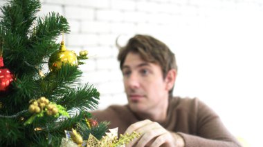 Kafkas adam Noel ağacı dekorasyon heyecanlı ve s bekliyor