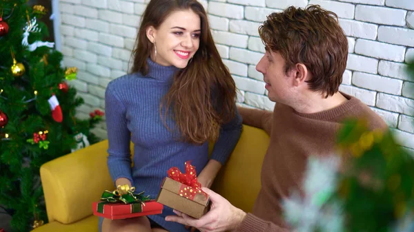 Boldog kaukázusi házaspár csere ajándékok karácsony napján — Stock Fotó