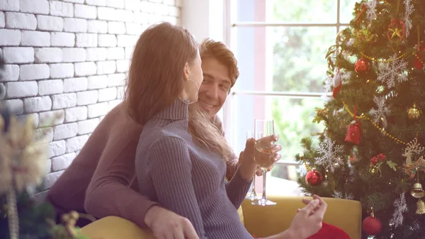Szép fehér pár átölelve iszik pezsgőt karácsony napján — Stock Fotó