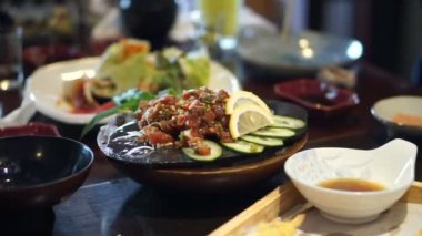 Restoranda Japon ton balığı salatası
