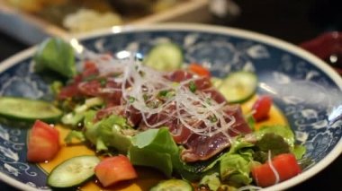 Restoranda Japon ton balığı salatası