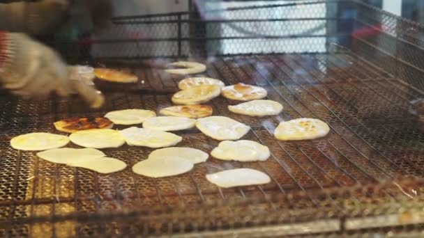 Fabricação Biscoito Arroz Japonês Grelhar Calor Carvão Vegetal — Vídeo de Stock