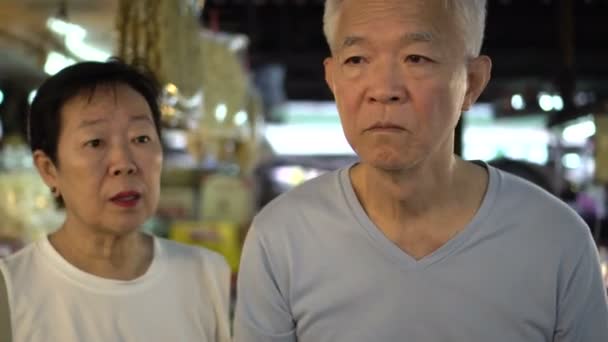 亚洲老年夫妇在当地湿货市场购物 — 图库视频影像