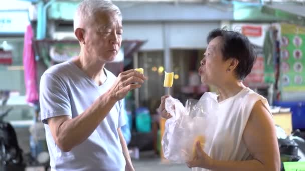 Asiática Senior Pareja Comiendo Piña Vitamina Tropical Frutas — Vídeos de Stock