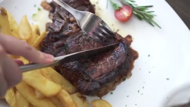 Bife Carne Batatas Fritas Faca Corte — Vídeo de Stock