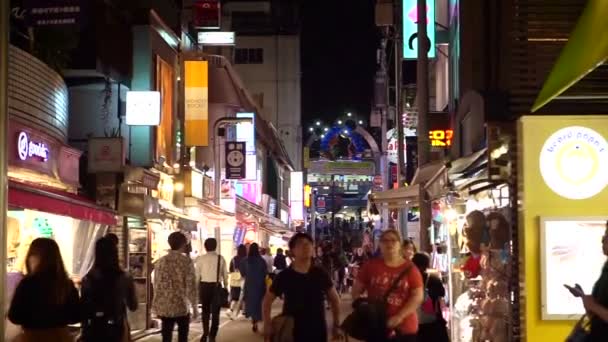 Tokyo Japonya Eyl 2016 Harajuku Caddesinde Gece Yürüyen Insanlar Eğleniyor — Stok video