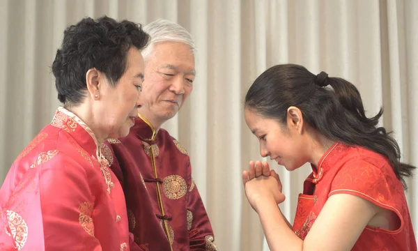 Familie groet rode envelop bij Chinees Nieuwjaar viering — Stockfoto