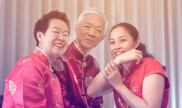Os pais asiáticos dão a nora no suporte de ouro de lei Ano Novo chinês — Fotografia de Stock