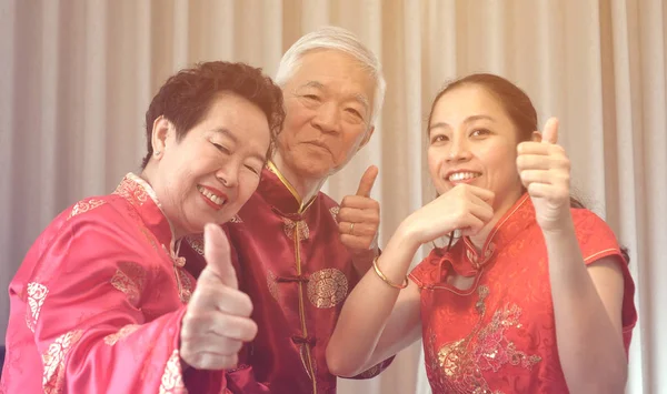 Aziatische ouders geven dochter in de wet duim omhoog Chinees Nieuwjaar — Stockfoto