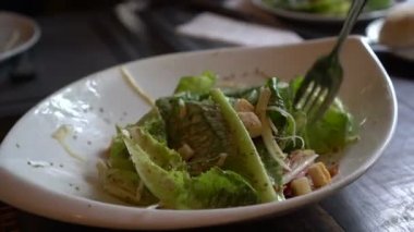 Sezar salatası kasede karıştırma