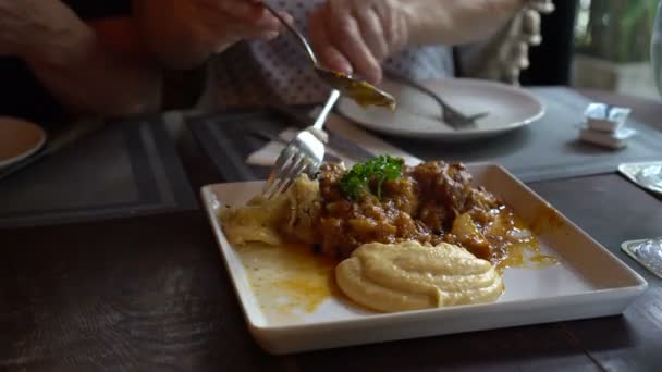 Niemiecki Gulasz Wieprzowy Puree Ziemniaczane Kwaśna Kapusta — Wideo stockowe