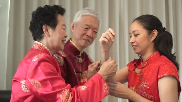 Azji Rodzice Dać Córka Prawo Kciuk Górę Chiński Nowy Rok — Wideo stockowe
