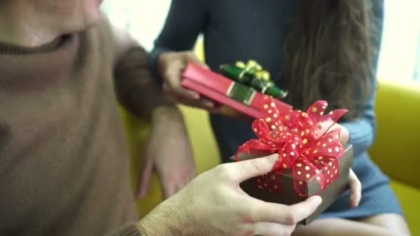 白人Cuacasian情人交换圣诞礼物 — 图库视频影像