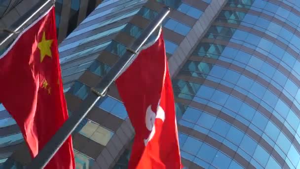 Hong Kong China Continental Bandeiras Vermelhas Com Backgound Edifício Financeiro — Vídeo de Stock