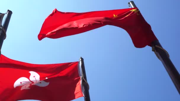Hongkong Vasteland China Rode Vlaggen Blauwe Lucht Intern Politiek Conflict — Stockvideo