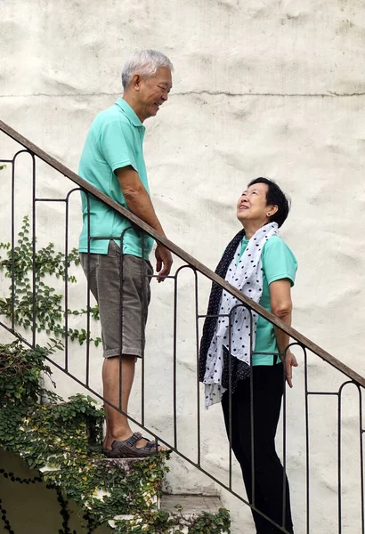 Feliz Viaje Vacaciones Para Pareja Ancianos Asiáticos Complejo Escalera Madera — Foto de Stock