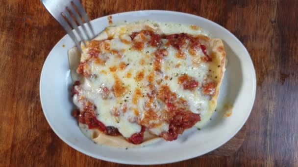 Delen Eten Zelfgemaakte Lasagne Pasta Italiaans Eten Samen Top View — Stockvideo