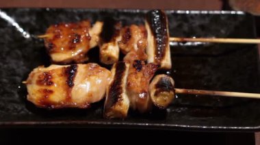 Izakaya restoranında Japon yakitori tavuk şiş ızgara aperatifi
