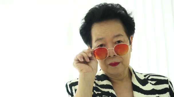 Азиатская Модель Пожилого Возраста Стильные Летние Солнцезащитные Очки Платье Зебры — стоковое видео