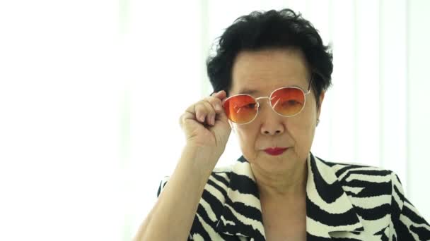 亚洲老年模特时髦夏装太阳镜和斑马动物印花连衣裙 — 图库视频影像