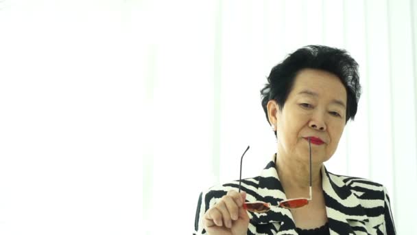 아시아 노인들의 스타일 선글라스와 얼룩말 — 비디오