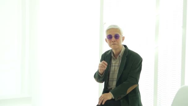 Μόδα Ασίας Ανώτερος Ηλικιωμένος Άνδρας Ντύνομαι Δροσερό Κοστούμι Και Γυαλιά — Αρχείο Βίντεο