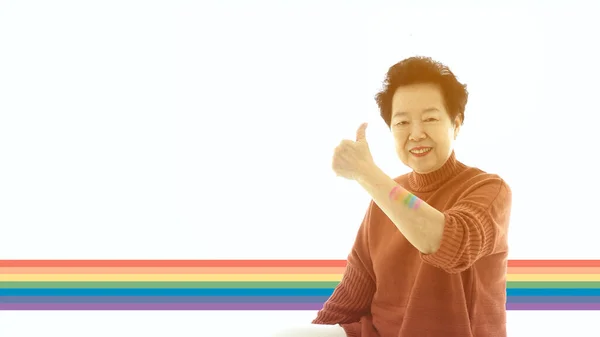 Asiatische Ältere Mutter Unterstützt Lgtbq Kinder Lächeln Mit Regenbogenfarbe Und — Stockfoto
