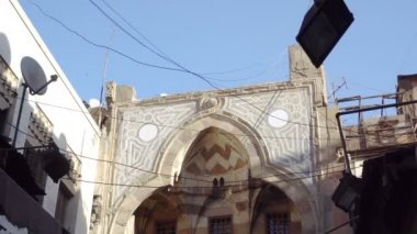 Han pazarı alışveriş alanı Kahire Mısır kemerli giriş klasik mimari dağınık kablolarla