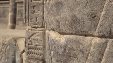 Aswan Mısır 'daki the Aswan Temple sütun detaylarının yakın çekimi