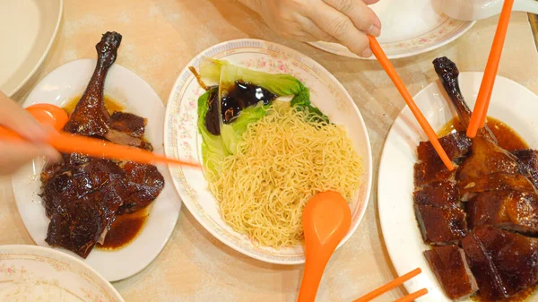 麺トップビューでローストガチョウ一緒に香港Bbq食品を食べる箸 — ストック写真