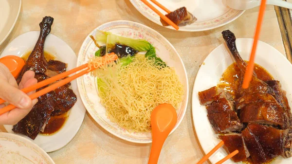 麺トップビューでローストガチョウ一緒に香港Bbq食品を食べる箸 — ストック写真