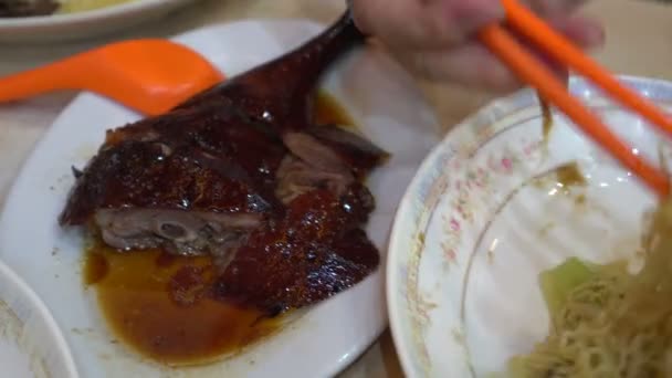 Rostade Gäss Med Nudlar Ovanifrån Äter Hongkong Mat Tillsammans Ätpinnar — Stockvideo