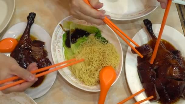 Ψητές Χήνες Noodle Top View Τρώγοντας Μαζί Chopsticks Από Χονγκ — Αρχείο Βίντεο