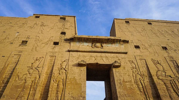 Puerta Entrada Del Templo Edfu Horus Majestuoso Hermoso Hito Con —  Fotos de Stock