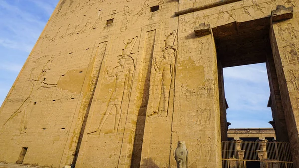 Puerta Entrada Del Templo Edfu Horus Majestuoso Hermoso Hito Con —  Fotos de Stock