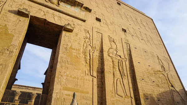 Porta Entrada Templo Edfu Horus Majestoso Belo Marco Com Pintura — Fotografia de Stock