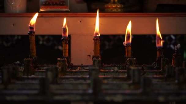 Velas Acesas Adoração Templo Budista Iluminação Espiritual — Vídeo de Stock