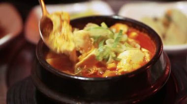 Yan yemeklerle Kore tofu güveci yiyorum.