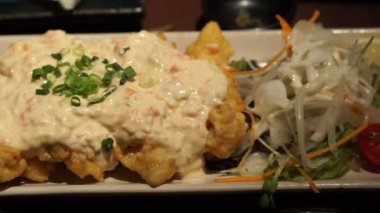 Mayonez kremalı Gyoza. Sos soslu füzyon tabağı.
