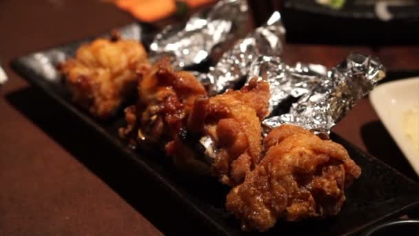 닭고기 다리에 호일을 식당에서 — 비디오