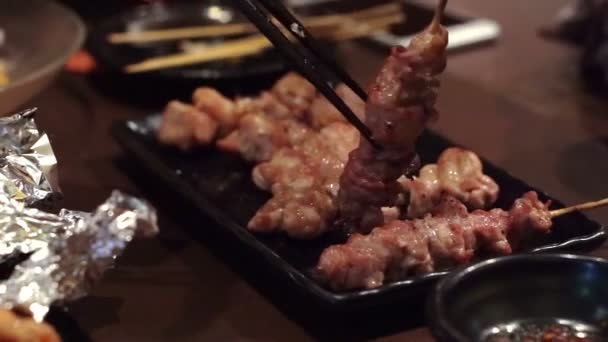 Mangiare Pollo Giapponese Izakaya Yakitori Griglia Unskewered Condividere — Video Stock