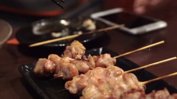 Mangiare Pollo Giapponese Izakaya Yakitori Griglia Spiedini — Video Stock