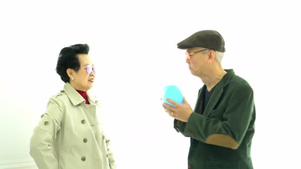 Asiatiska Äldre Par Håller Hjärtan Vinter Mode Tyg Glad Romantiskt — Stockvideo